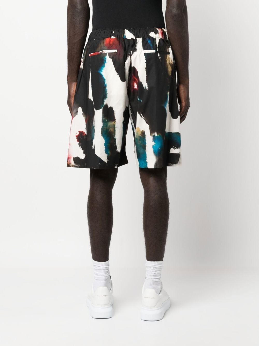 Pantallona të shkurtra Alexander McQueen me print të drejtë