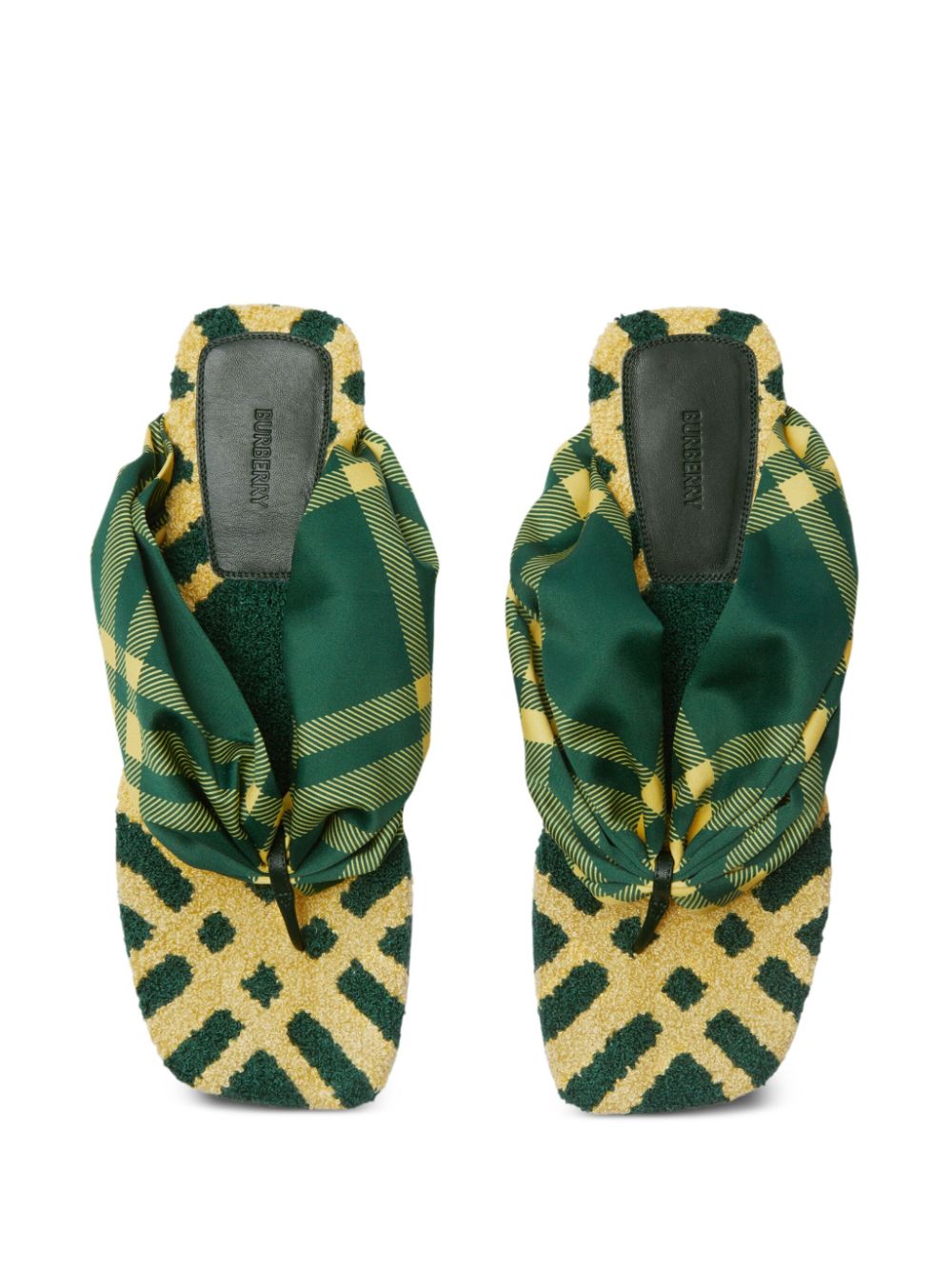 Shapkat e sheshta me model Burberry check për pishinë