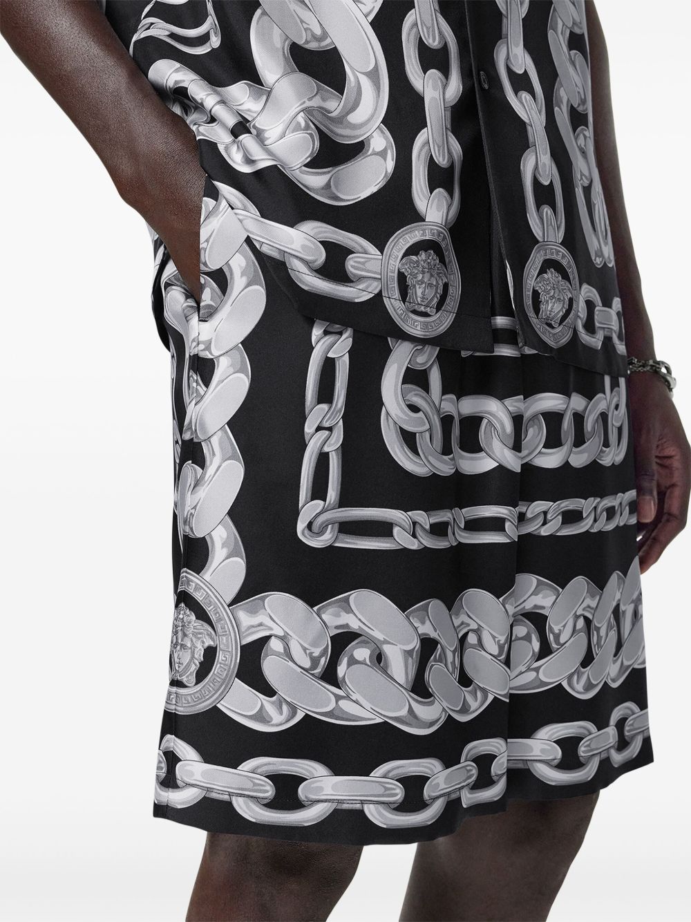 Pantallona të shkurtra prej mëndafshi Versace Medusa Chains