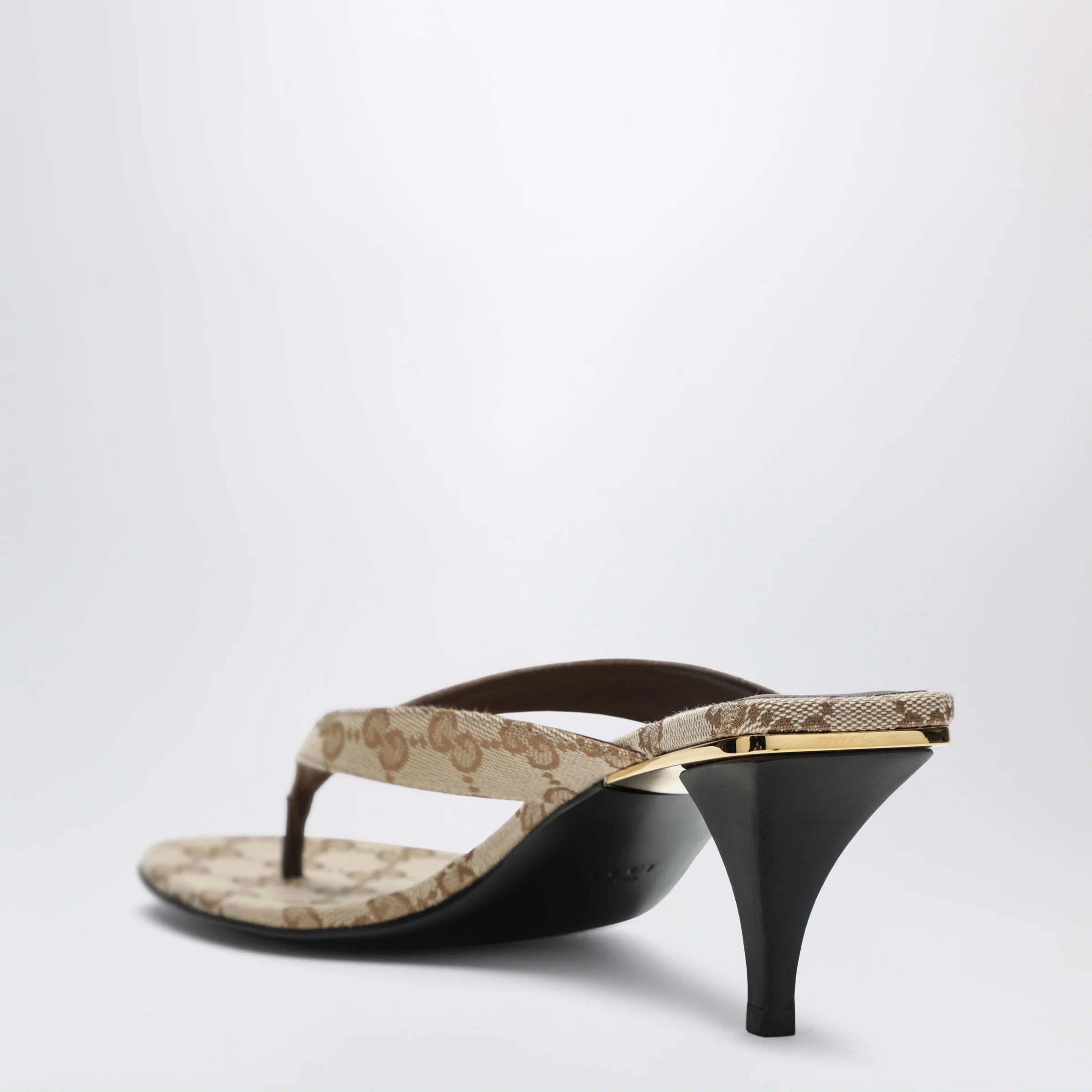 GUCCI Vittoria flip-flops in beige sand GG canvas