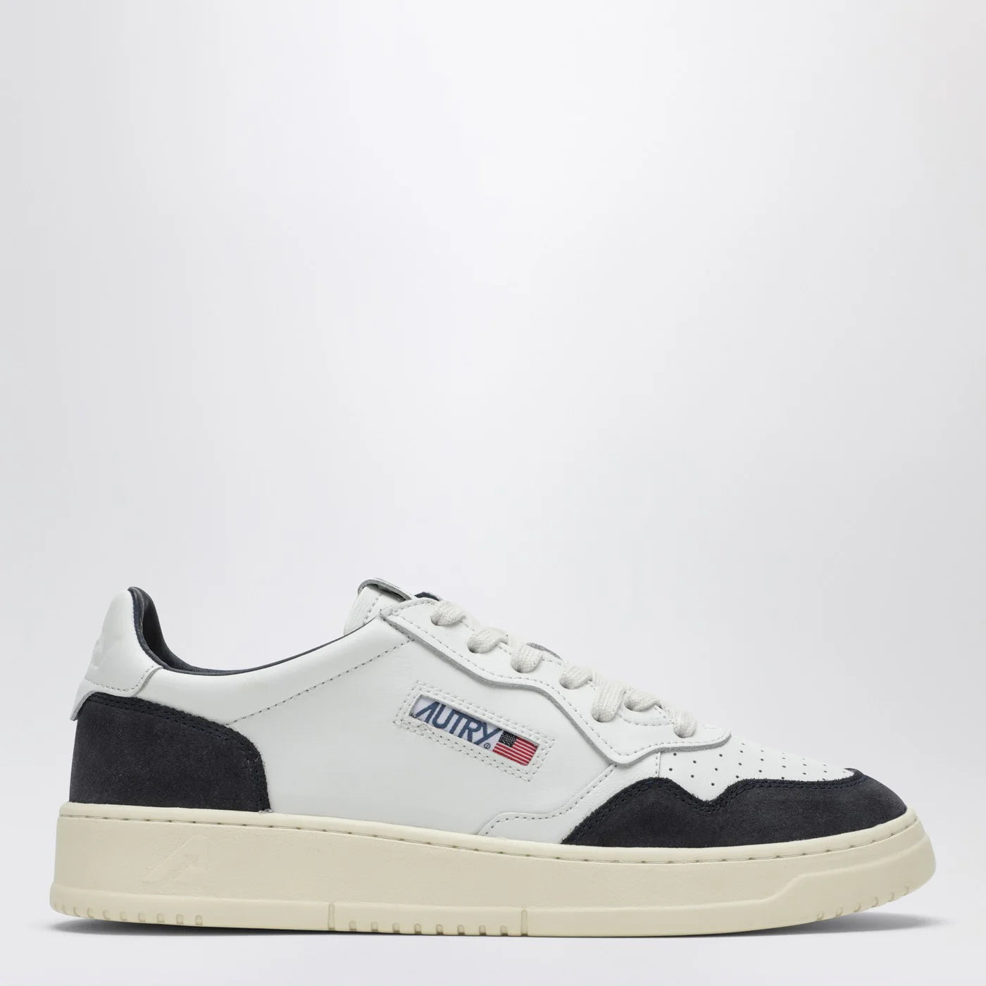 AUTRY Medalist Low sneaker in white leather and blue suede