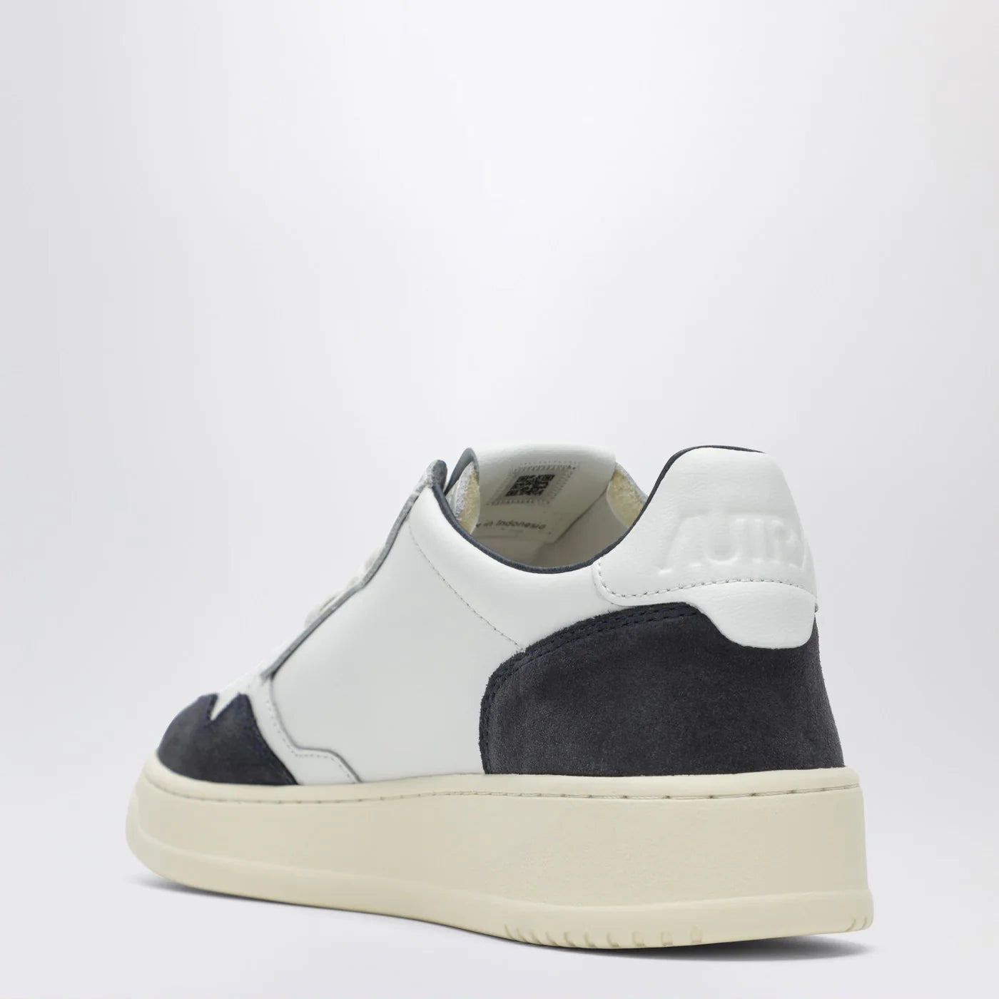 AUTRY Medalist Low sneaker in white leather and blue suede