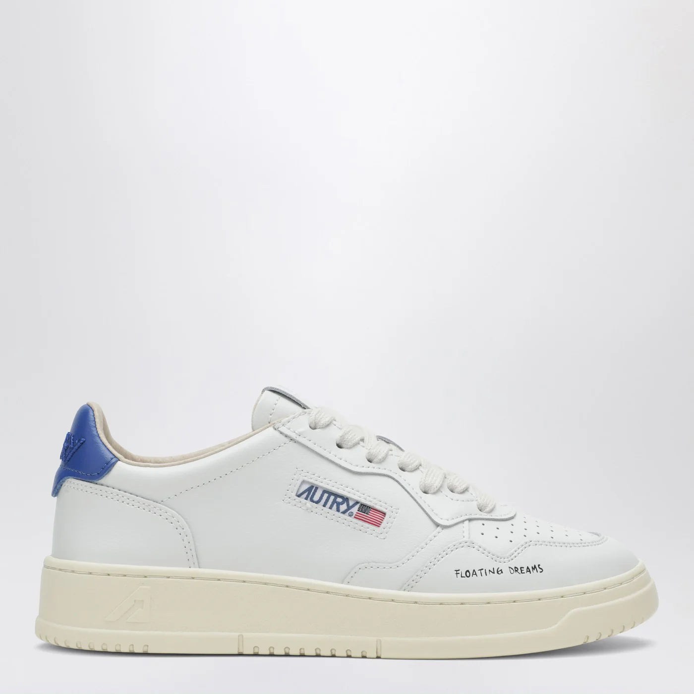 AUTRY Medalist Low sneaker in white and Space blue Floating Dreams