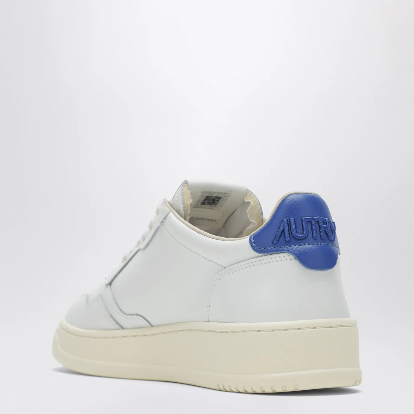 AUTRY Medalist Low sneaker in white and Space blue Floating Dreams
