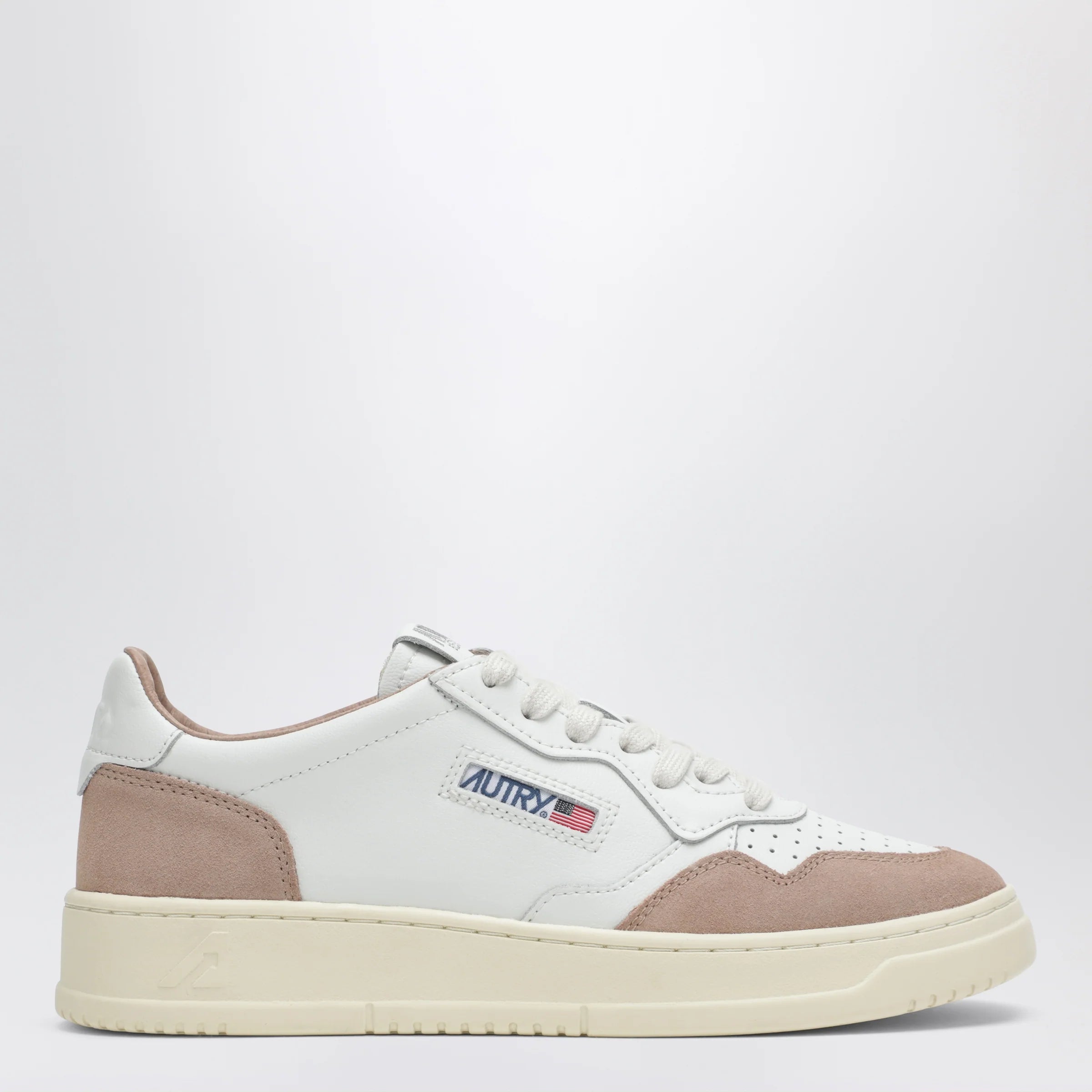 AUTRY Medalist Low Sneakers in white leather and cinnamon pink suede
