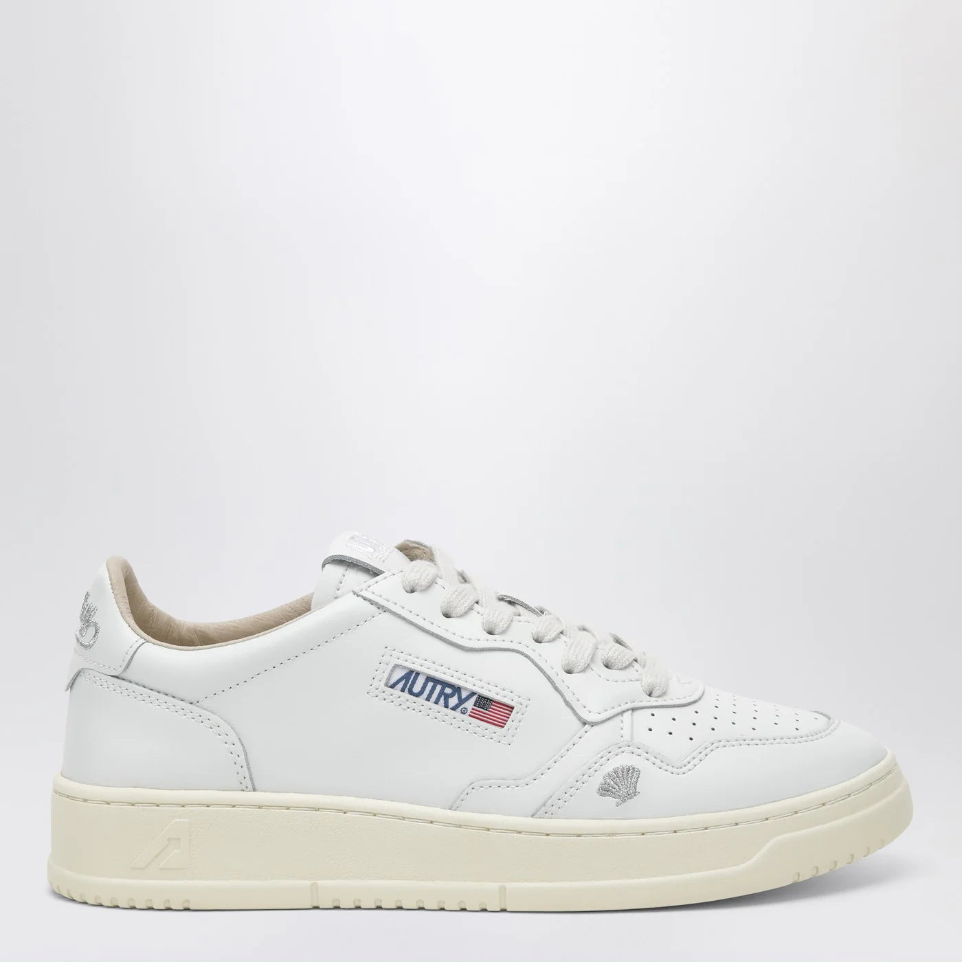 AUTRY Medalist Low Sneakers in white leather with shell detail
