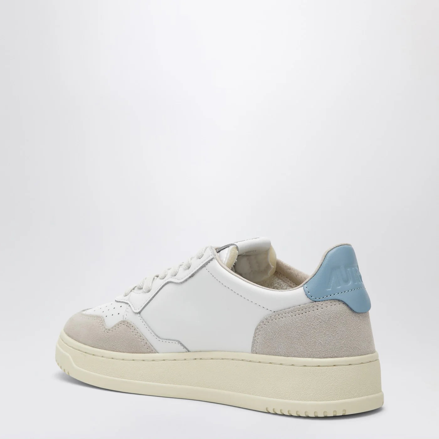 AUTRY Medalist Low Sneakers in white/light blue leather and suede