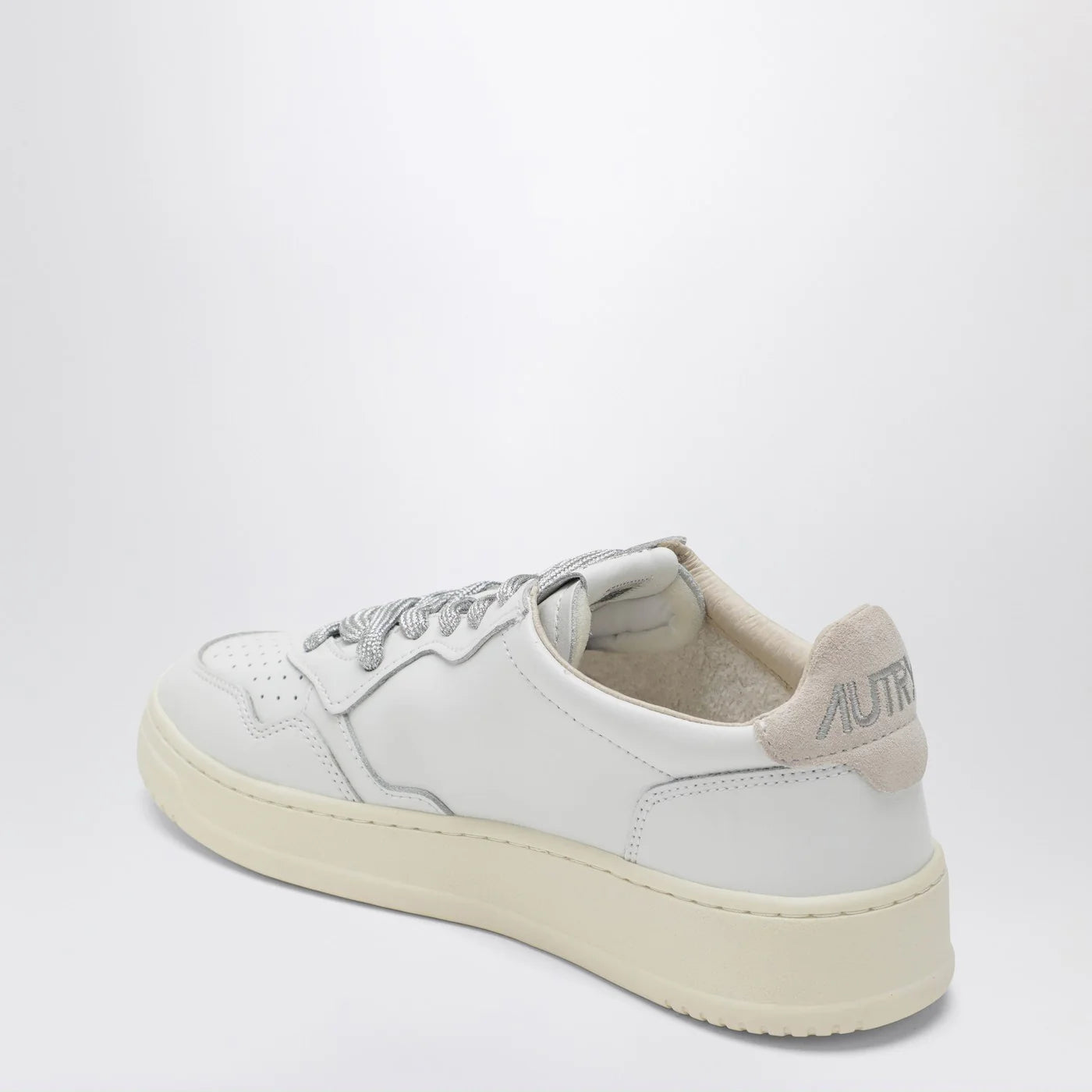 AUTRY Medalist Low Sneakers in white/beige suede