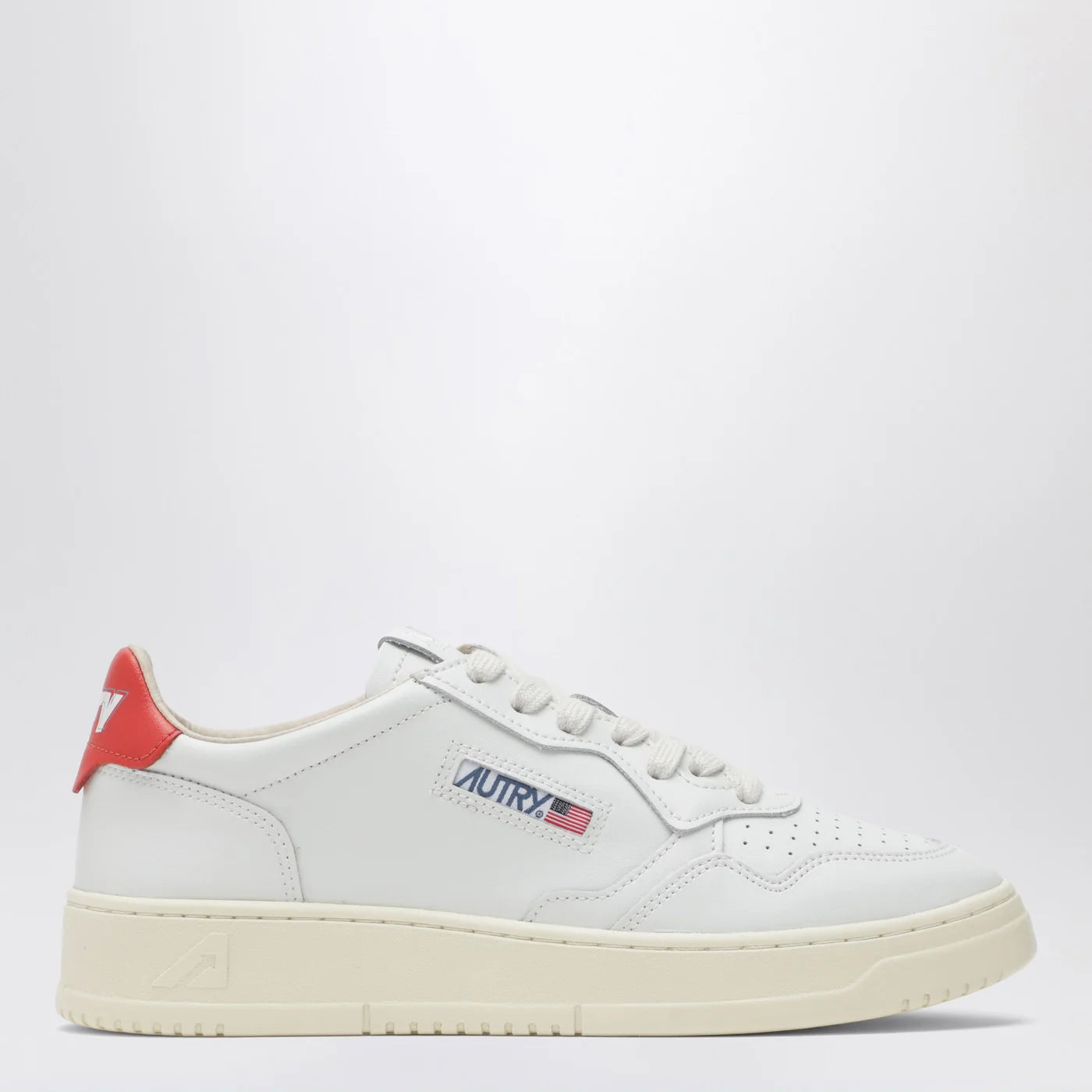 AUTRY Medalist Low Sneakers in white and orange