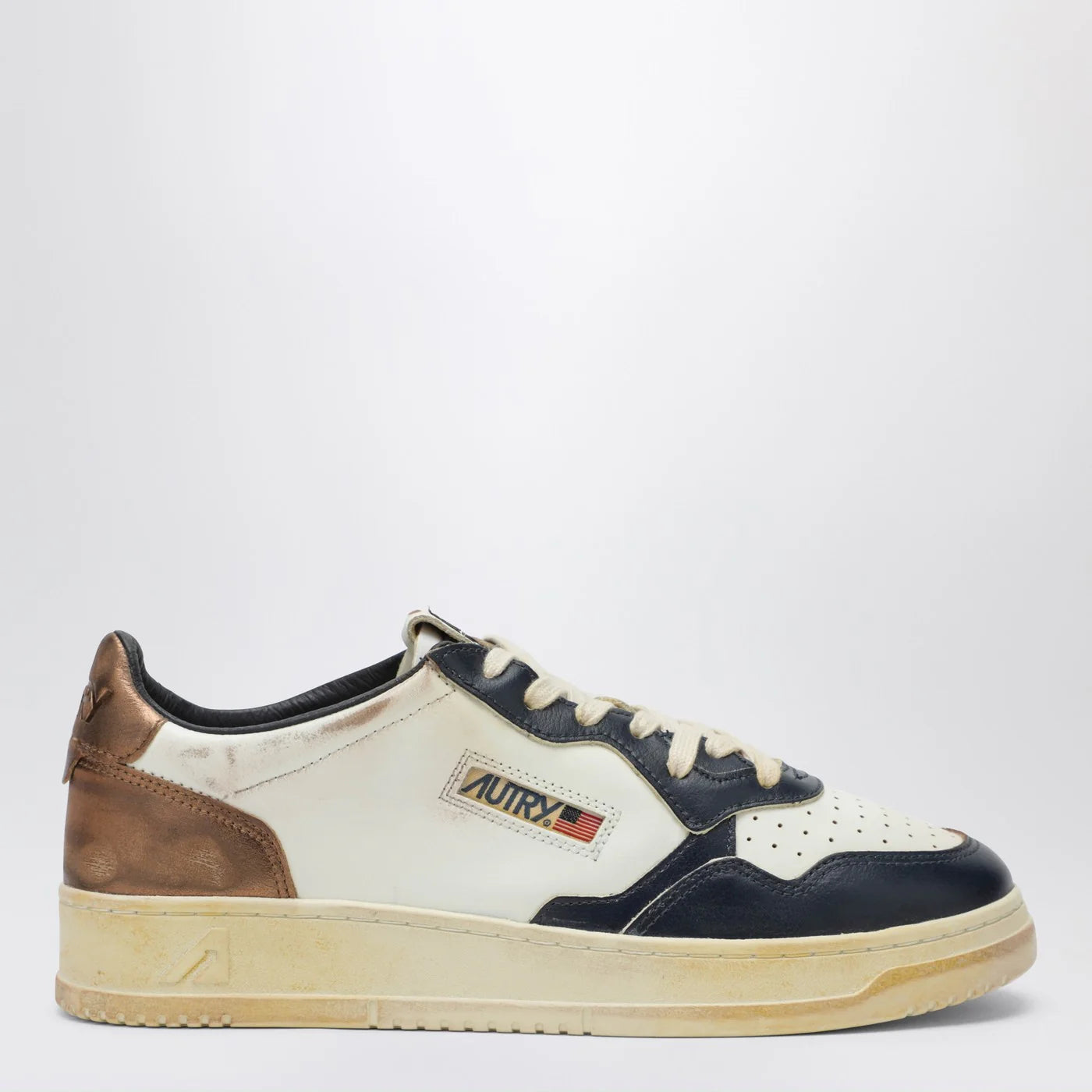 AUTRY Medalist Low Super Vintage Sneakers in white blue copper