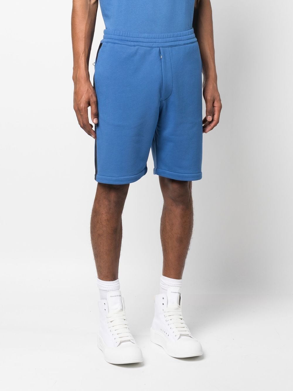 Pantallona të shkurtra prej xhersi me shirita logo Alexander McQueen