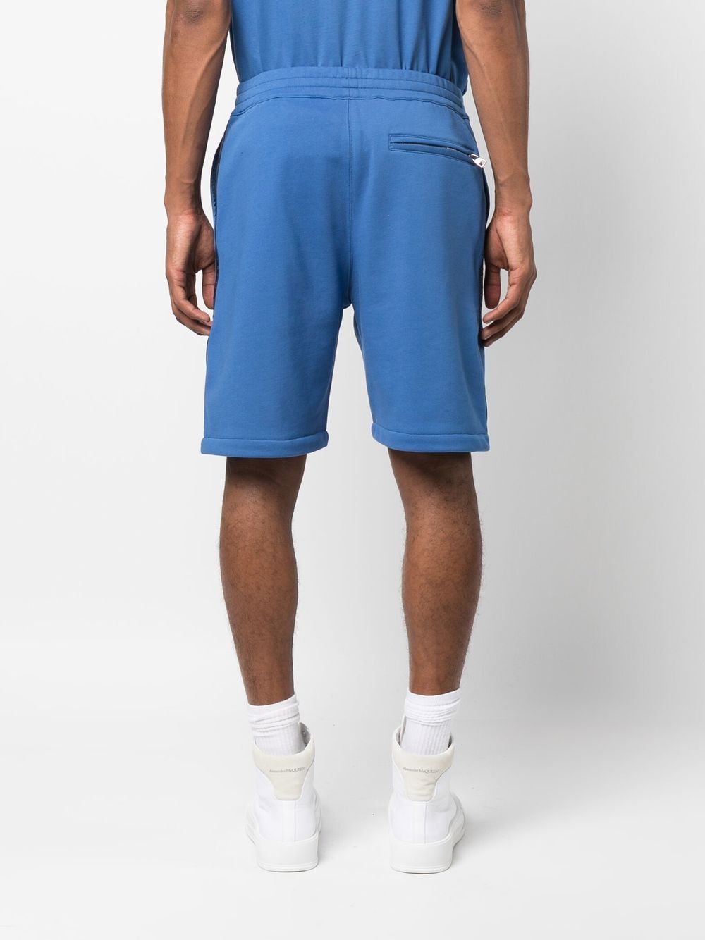 Pantallona të shkurtra prej xhersi me shirita logo Alexander McQueen