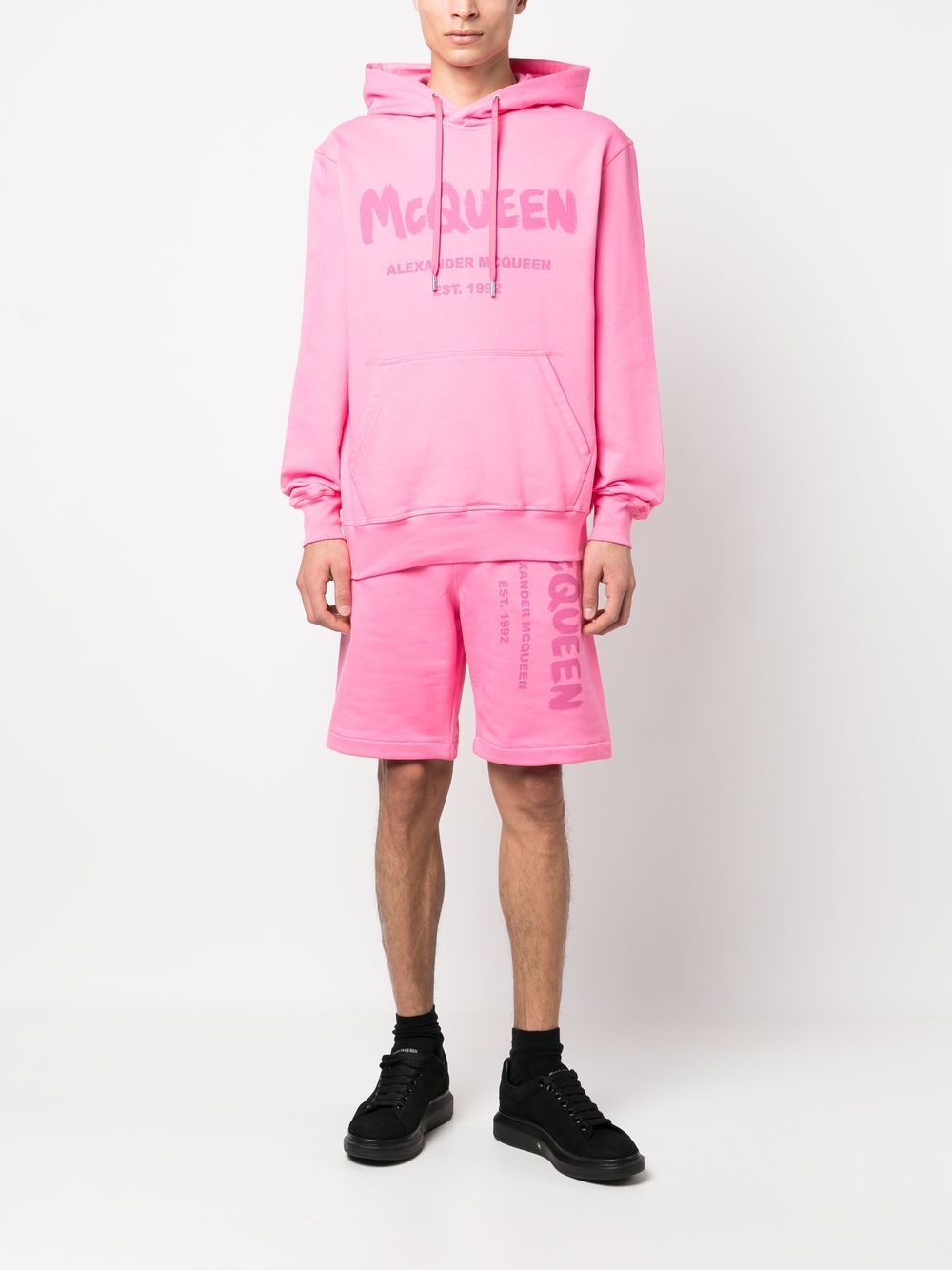 Pantallona të shkurtra Alexander McQueen me print grafiti