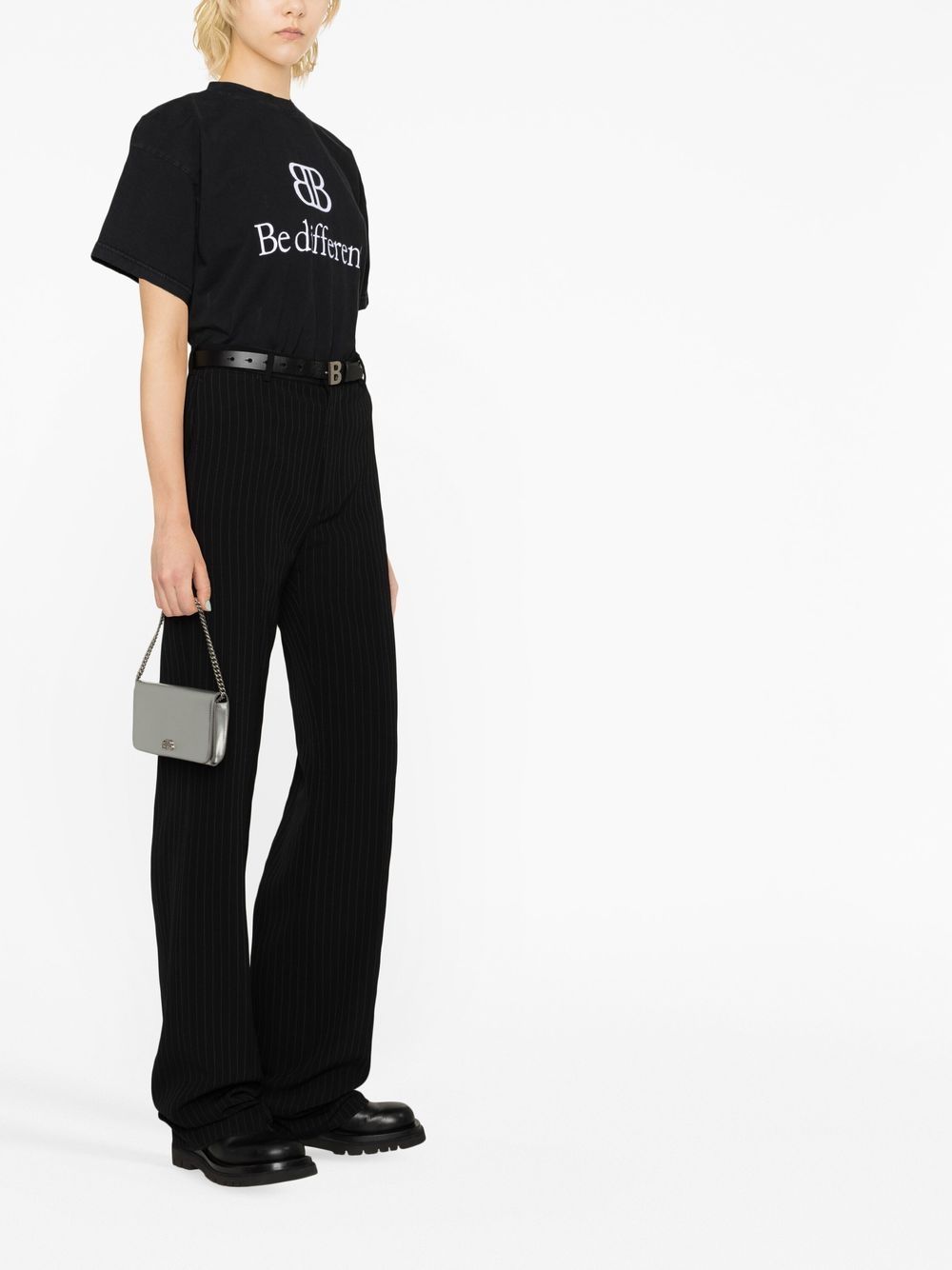 Pantallona Balenciaga me vija të drejta dhe këmbë të drejta