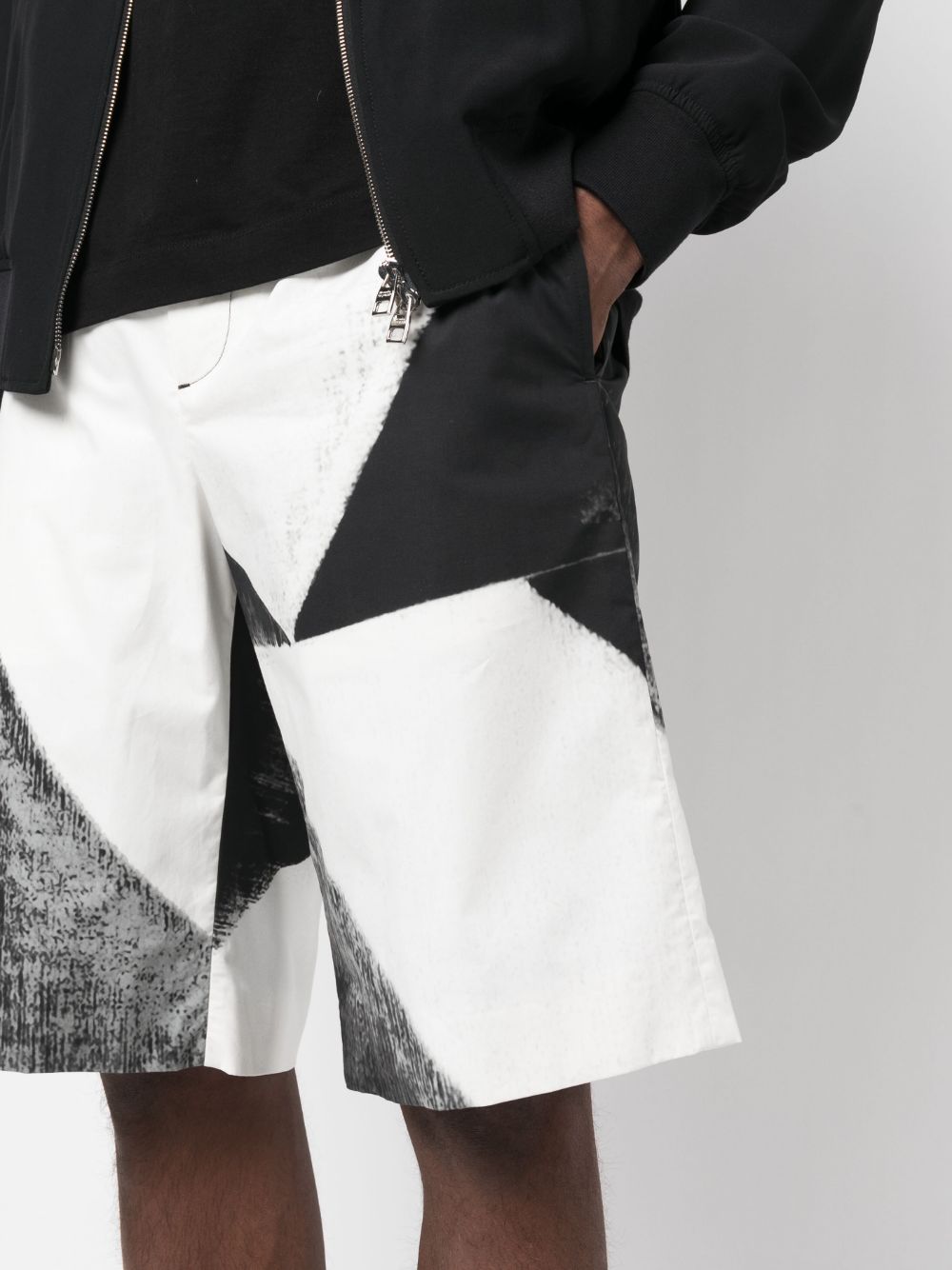Pantallona të shkurtra bermuda prej pambuku me print abstrakt Alexander McQueen