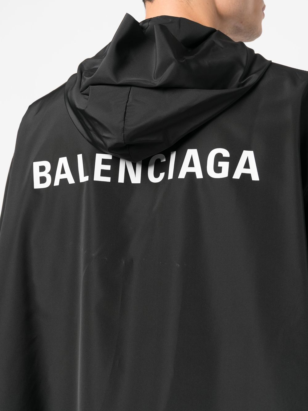 Xhaketë kundër erës me kapuç dhe printim logoje Balenciaga