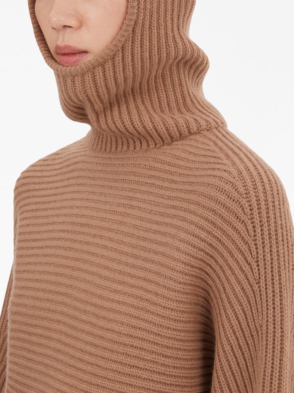 Pulovër Ferragamo në ngjyrë bezhë