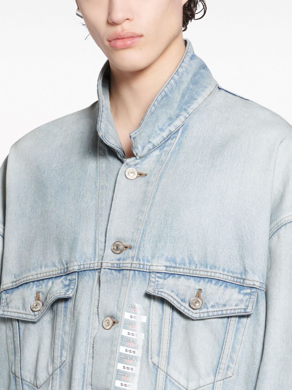 Xhaketë denim Balenciaga me xhepa me kapak dhe sup të ulur