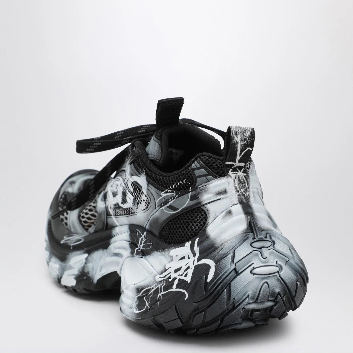 Balenciaga White/black 6XL sneakers with spray details