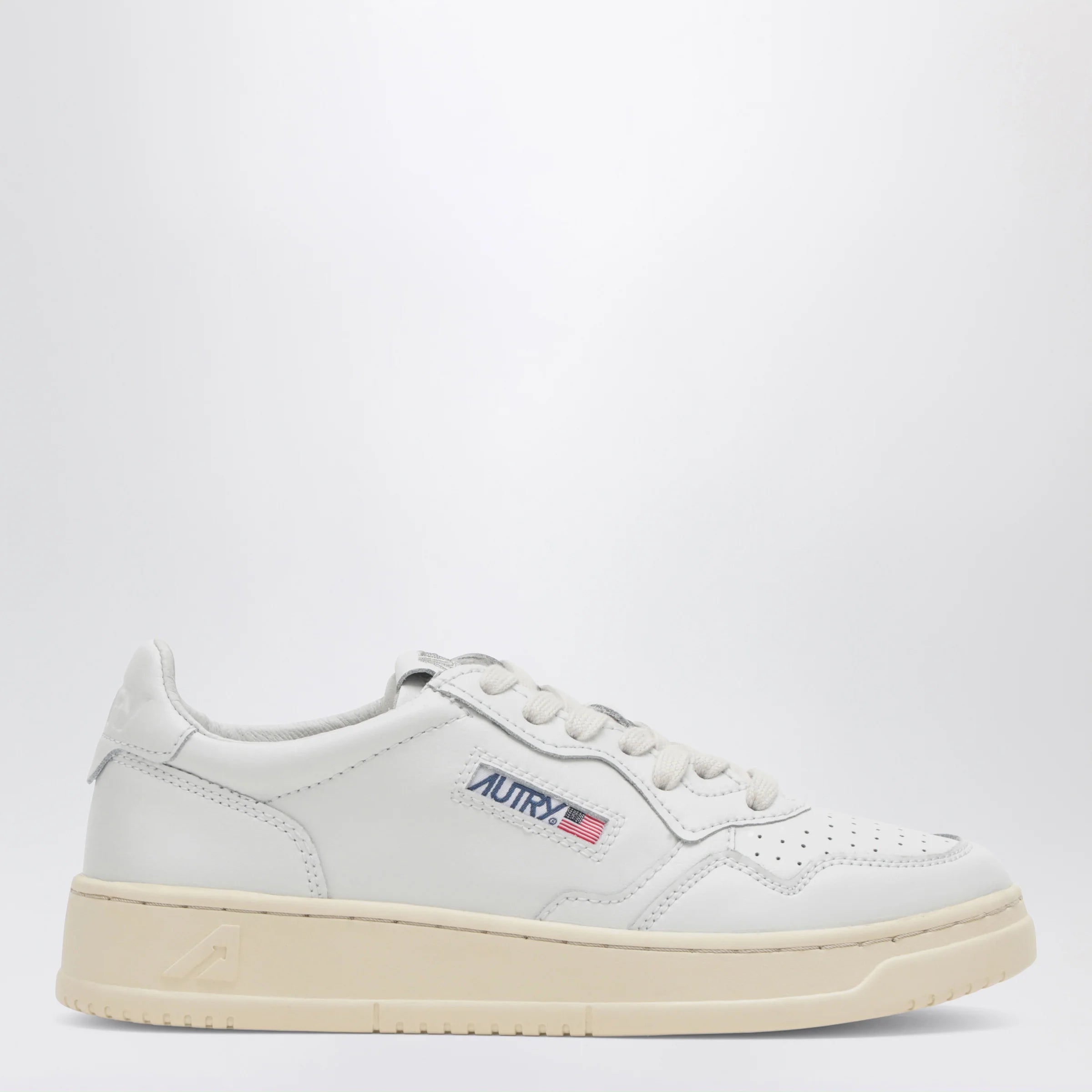 AUTRY Low-top Medalist sneakers in white/green leather