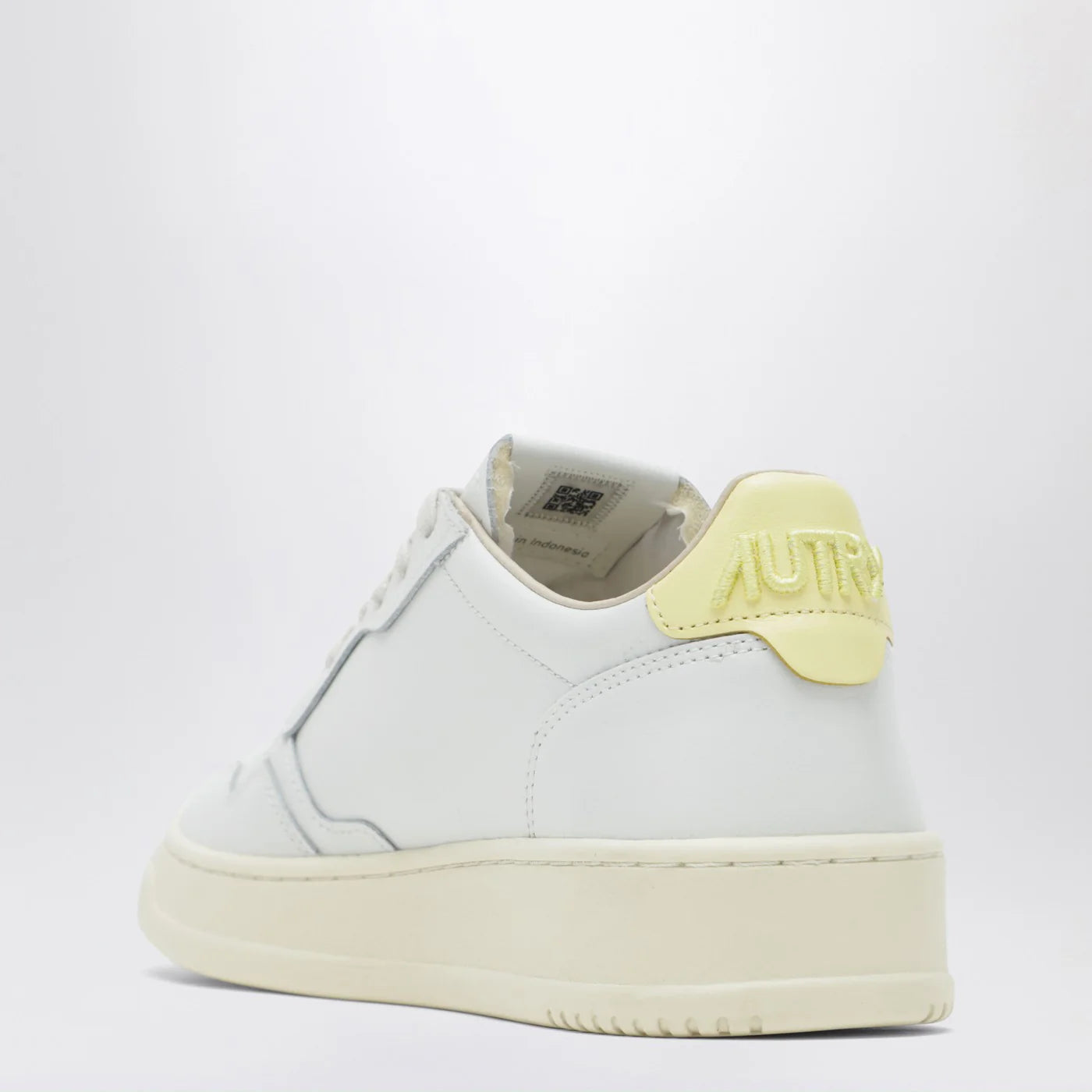 AUTRY Medalist Low Sneakers in white/yellow “Floating Dreams”