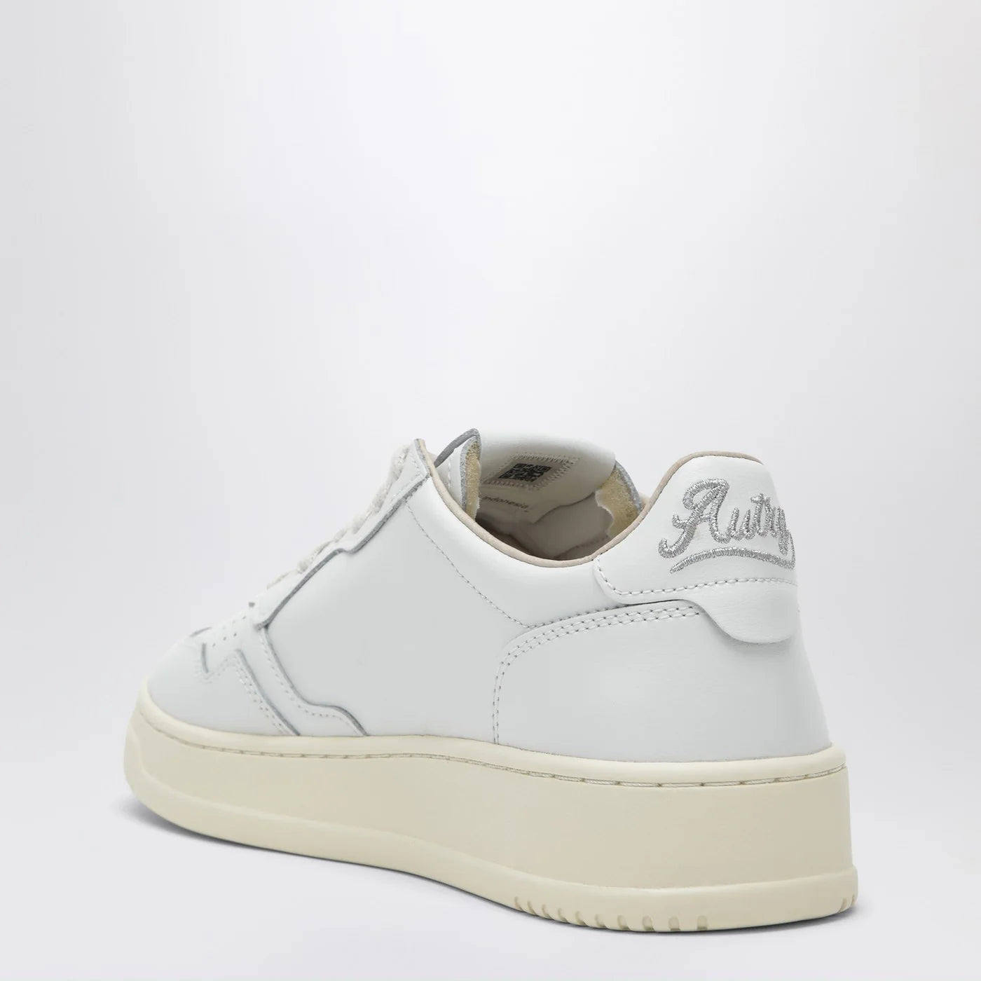 AUTRY Medalist Low Sneakers in white leather with shell detail