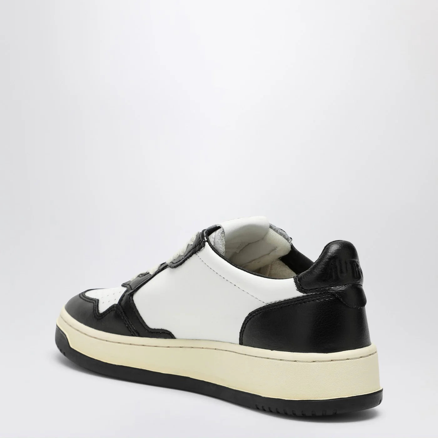 AUTRY Medalist Low white/black leather Sneakers