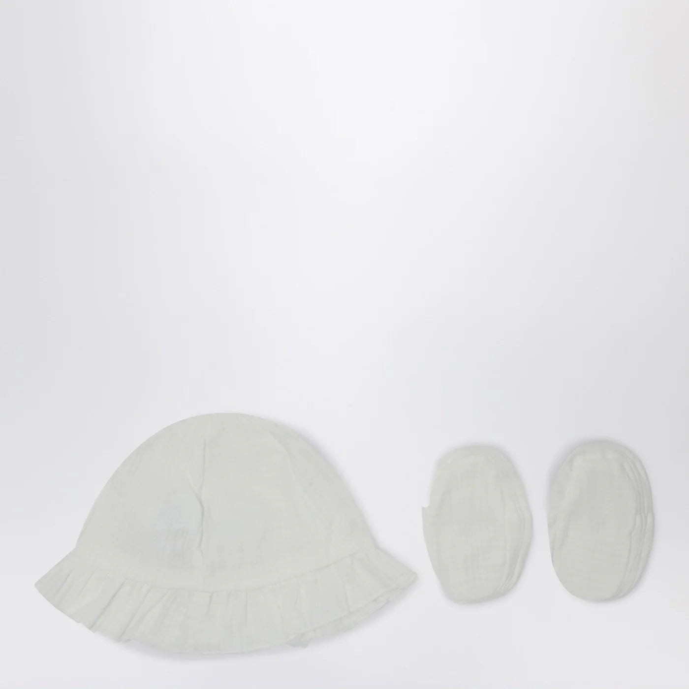 Teddy & Minou White two-piece set with hat and shoes