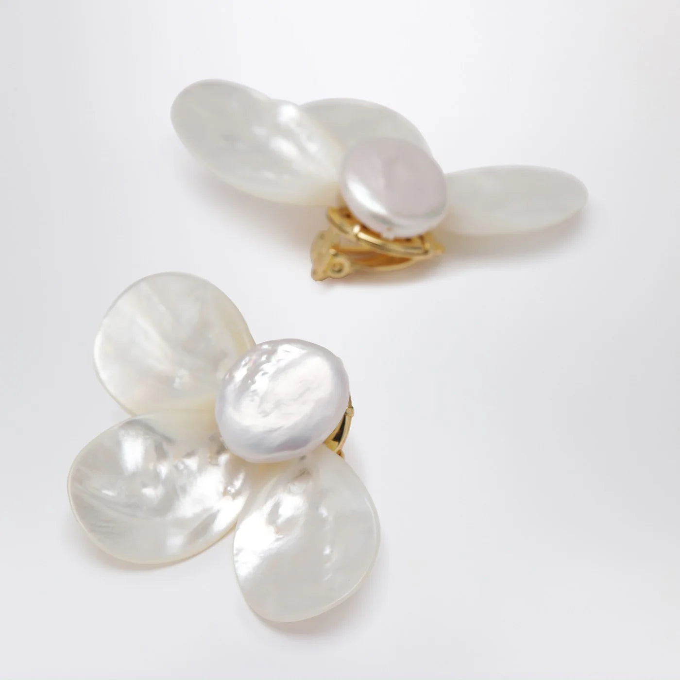 éliou Fada white earrings