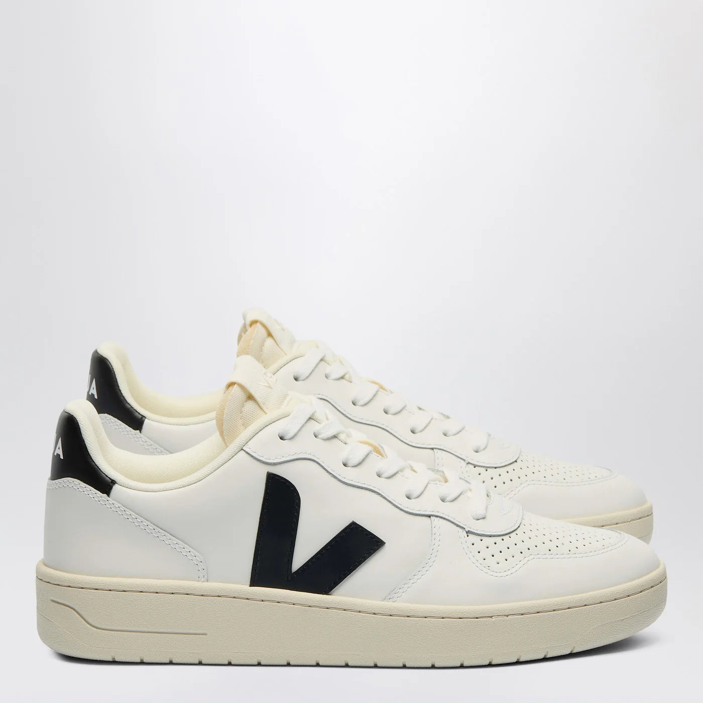 VEJA Sneakers V-10 in white and black leather